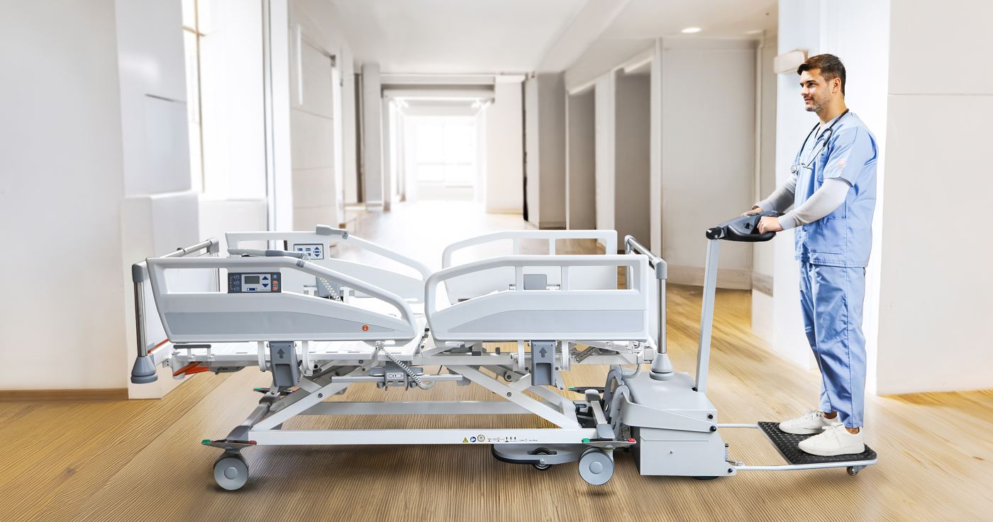 Pflegekraft bewegt ein Krankenhausbett mit dem Bed Mover