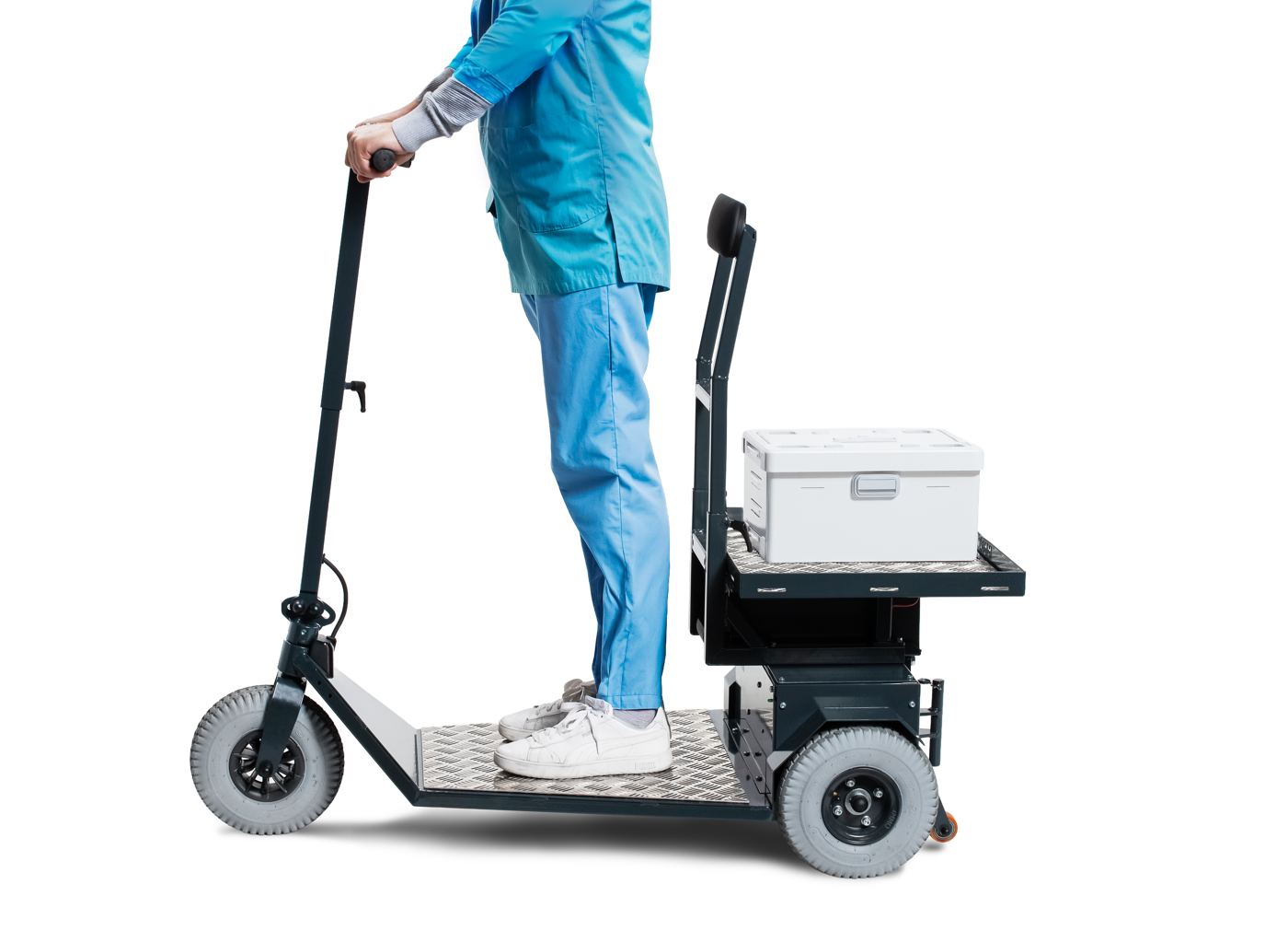Techniker transportiert Material mit dem Cargo