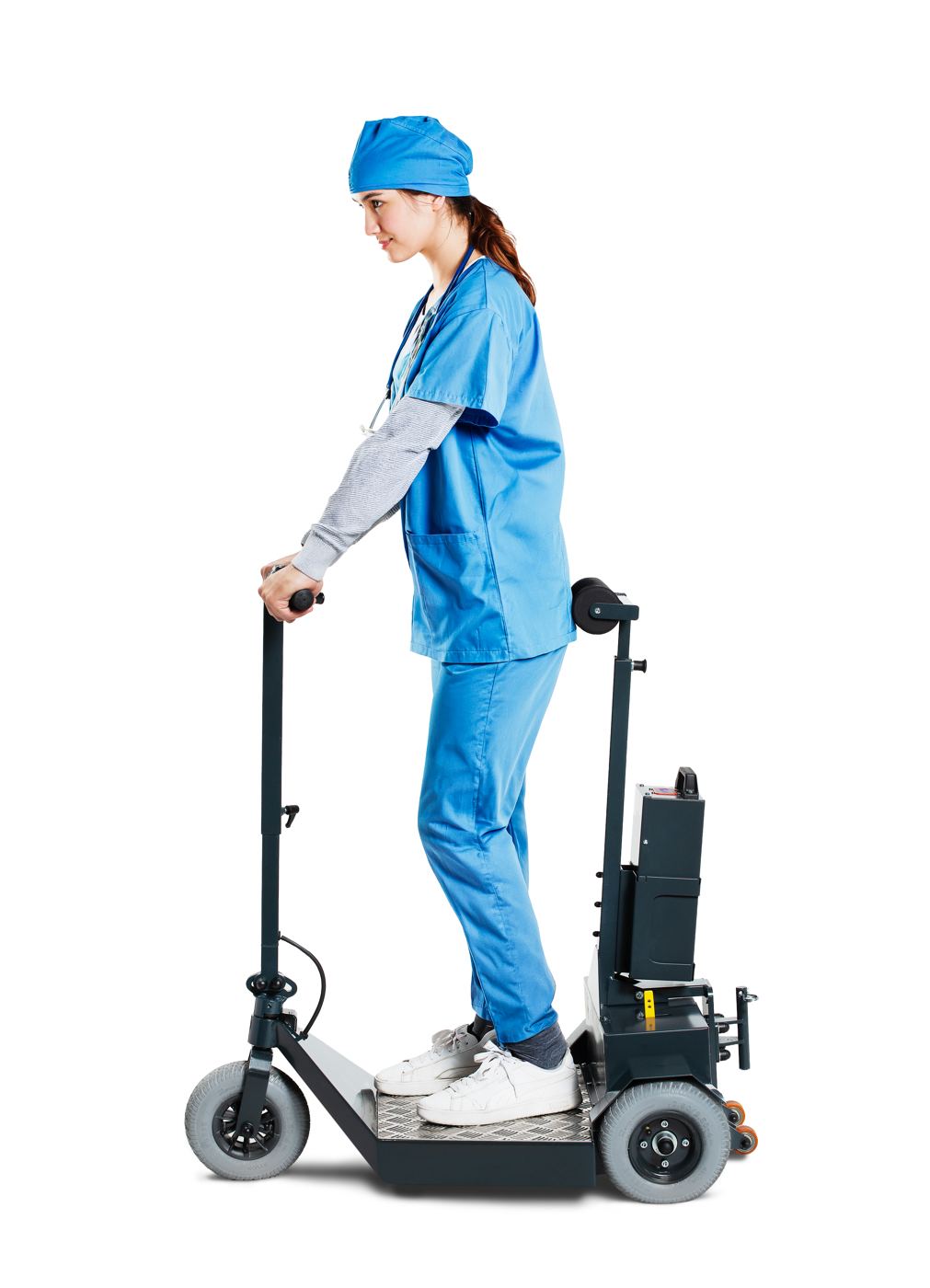 Pflegekraft f&auml;hrt den Walker im Klinikflur